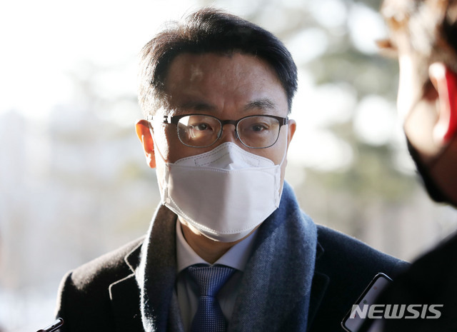 [과천=뉴시스]박미소 기자 = 김진욱 고위공직자범죄수사처장이 지난 3일 오전 경기 과천시 정부과천청사 공수처로 출근하며 취재진의 질문에 답하고 있다. 2021.02.03. misocamera@newsis.com