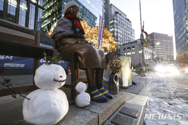 [서울=뉴시스]최진석 기자 = 제2차 세계대전 당신 일본군에 끌려간 여성 피해자를 '성매매 계약'을 통한 자발적 매춘부라고 주장한 마크 램지어 하버드대 로스쿨 교수의 논문에 학자들의 반박이 이어지고 있다. 사진은 지난 8일 서울 종로구 옛 일본대사관 앞 소녀상에 옆에 눈사람이 놓여져 있는 모습. 2021.02.08. myjs@newsis.com