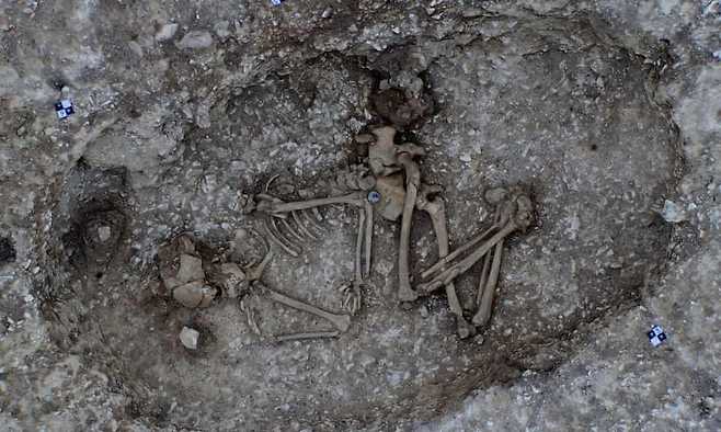 청동기시대에 만들어진 무덤에서 비커족으로 추정되는 사람 뼈가 발굴됐다.(사진=웨식스아케올로지)