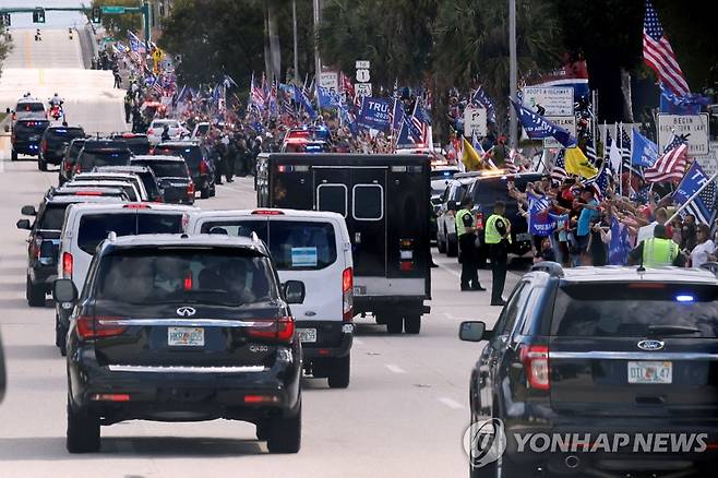 플로리다로 낙향한 트럼프 환영 위해 나온 지지자들 (팜비치 로이터=연합뉴스) 지난달 20일(현지시간) 미국 플로리다주 팜비치의 마러라고 리조트 인근 도로에서 이날 4년 임기를 마치고 이 리조트로 낙향하는 도널드 트럼프 대통령을 환영하는 지지자들이 깃발과 성조기를 들고 모여 있다. 트럼프는 이날 부인 멜라니아 여사와 함께 개인 리조트가 있는 이곳으로 전용기 '에어포스원'을 타고 내려왔다. apex2000@yna.co.kr