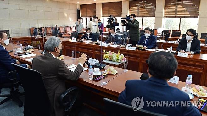 발언하는 이인영 통일부 장관 (서울=연합뉴스) 이지은 기자 = 이인영 통일부 장관이 설 명절을 앞두고 8일 오후 서울 종로구 남북회담본부에서 열린 이산가족 관련 단체장들과의 차담회에서 발언하고 있다. jieunlee@yna.co.kr