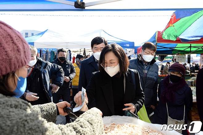 은수미 시장이 성남사랑상품권으로 장을 보고 있다.(성남시 제공) © News1