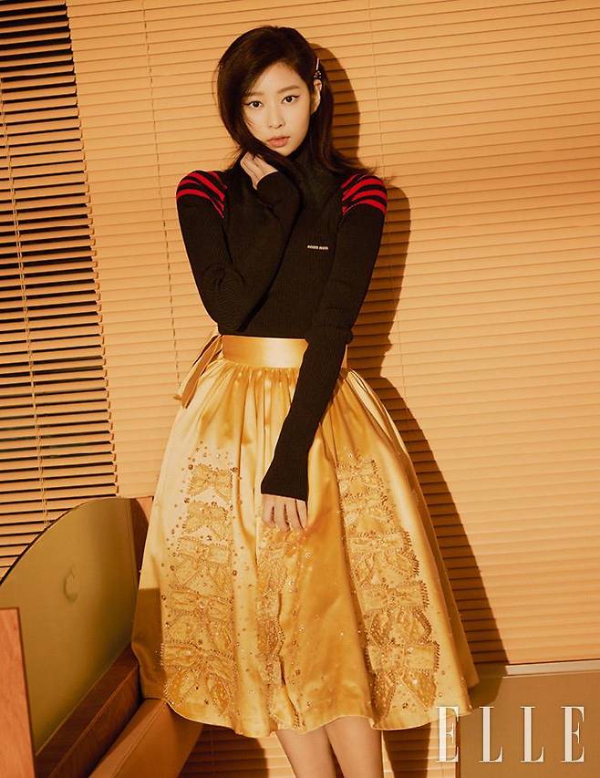 스트라이프 포인트의 블랙 터틀넥과 리본 장식의 옐로 스커트, 헤어핀은 모두 Miu Miu.