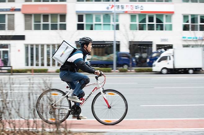 쿠팡이츠가 최근 불거진 수수료 인하 논란에 '노력비례 보상체계' 구축을 위한 조치라고 반박했다. [쿠팡이츠]