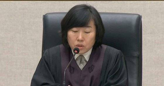 2018년 이명박 전 대통령의 '다스' 자금 횡령 관련 1심 선고공판에서 정계선 형사합의27부 부장판사가 판결문을 읽고 있다. [연합뉴스]