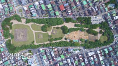 석촌동 고분군의 항공사진. 북쪽(맨왼쪽)에 근초고왕릉으로 비정되는 3호분이 있고, 1·2·4·5호분 등이 복원되어 있다. 이번 발굴은 1호분 북쪽 공원에 발생한 동공 때문에 시작됐다.|한성백제박물관 제공