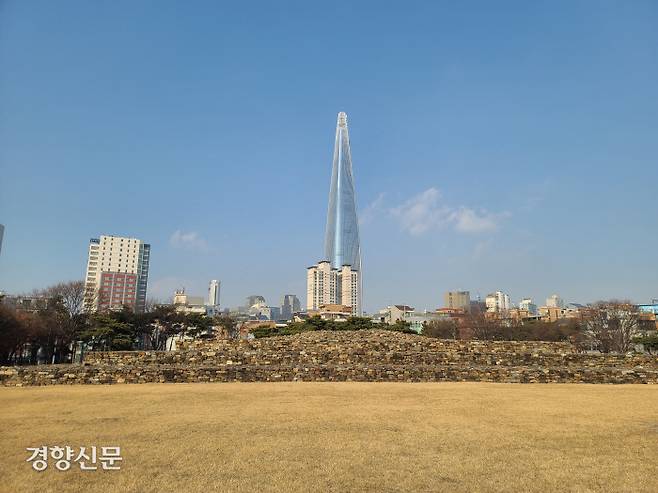 근초고왕릉으로 비정되는 석촌동 3호분의 모습. 제2롯데월드 건물이 마치 근초고왕릉의 구조물처럼 어우러져 보인다. 3호분은 한변의 길이가 50m가 넘는 초대형 고분이다. 고구려 장군총보다도 규모가 크다.