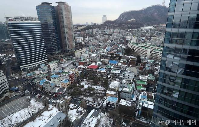 5일 서울 용산구 KDB생명타워에서 국토교통부 쪽방촌 정비방안 계획발표가 열린 가운데 계획 예정지의 모습. / 사진공동취재단 / 사진=홍봉진 기자 honggga@