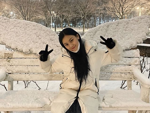 Girl group GFriend member Umji (real name Kim Ye-won and 23) has revealed the latest situation.GFriend Umji posted a picture on the 9th day Instagram, saying, Dawn of the day when I was snowing.Umji, dressed in white long padding, poses on a snowy bench; the ornaments attached to the bench are angel wings; Umji is smiling with his eyes closed.The photo of Umjis cute charm is highlighted by the photo of the camera while posing V. Netizens responded such as I Love You.GFriend was active last year as a song MAGO.