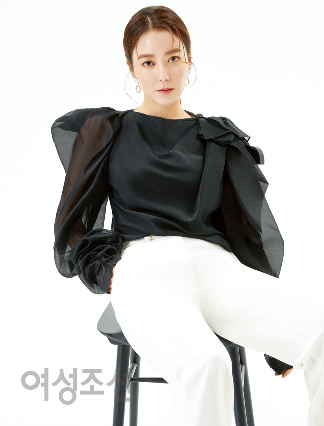 Actor Lee So-yeon showed off her elegant yet alluring beauty through the pictorial.Lee So-yeon recently filmed a photo shoot for the February issue of the Womens Chosun.In an interview that followed the filming, he expressed his affection for KBS 2TVs Cristiano Ronaldo by introducing Jogon Jogon.Lee So-yeon, who plays the role of a hot fashion Desiigner Go Eun-jo called Dongdaemun Wanpan Goddess in the play, said, I think it is a role of a woeful loss of everything in a pure character who wanted to be a happy person with a promising fashion Desiigner.Above all, Choi Yeo-jin plays the role of a close friend who betrays me, but it is originally a close friend, but it meets for the first time in the work.So they are cheering each other to try good works. He showed his familiarity with Actor Choi Yeo-jin, who appeared with his determination to work on the work.Asked if there is a station I want to do in the future, I asked, I do not have the same character rather than a station I want to do in particular.All Characters are greedy, because they like to play.