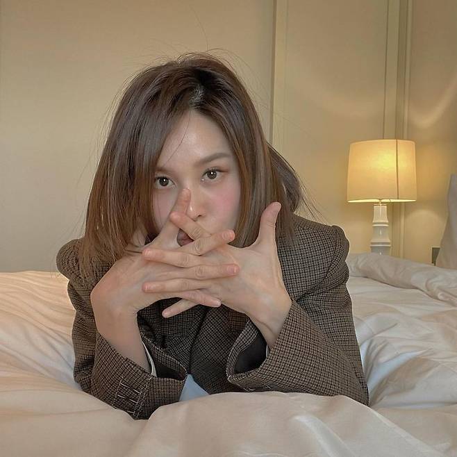 Singer Ivy shared a selfie before taking to the stageOn February 9, Ivy told his Instagram, Today I am preparing a celebration stage for the Blue Dragon Film Awards. The film festival gave me a room to rest during the waiting time.and posted several photos.In the photo, Ivy is showing off her deadly eyes with her chin on, while lying on the bed staring at the camera with a charismatic expression.Meanwhile, Ivy is appearing as Molly Jensen in musical Ghost.In particular, Ghost was suspended due to the strengthening of Corona 19 social distance, but it was resumed in 60 days on the last two days.