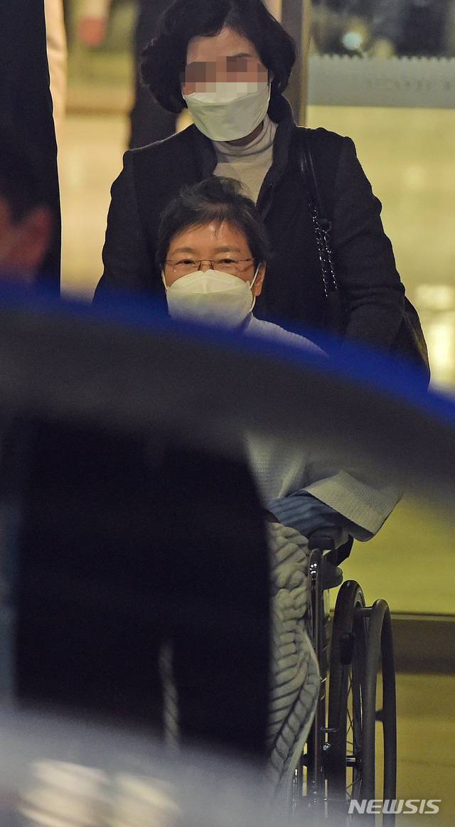 [서울=뉴시스]최진석 기자 = 신종 코로나 바이러스감염증(코로나19) 확진자와 밀접 접촉해 병원 격리됐던 박근혜 전 대통령이 9일 오후 서울 서초구 서울성모병원에서 나와 서울구치소로 향하는 차량으로 이동하고 있다. 2021.02.09 (공동취재사진) photo@newsis.com