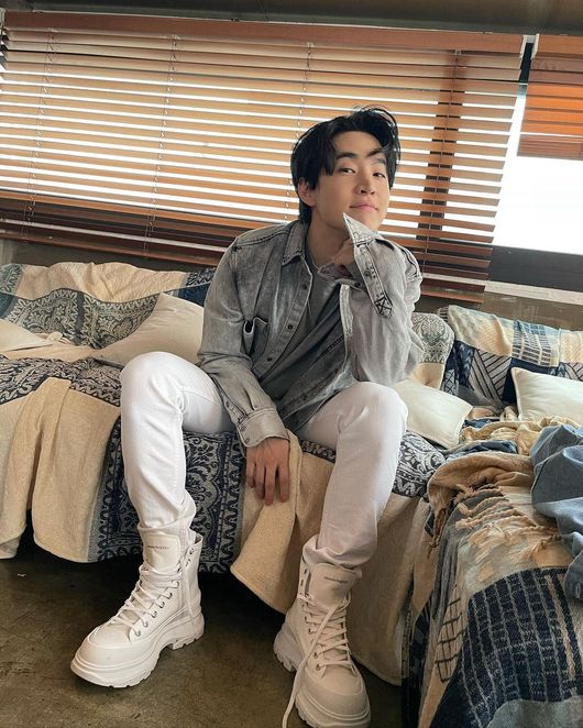 Singer Henry Lau flaunted the face of fashionista9th day afternoon Henry Lau posted several selfies on his personal SNS, saying twinning with my couch.Henry Lau in the photo shows a playful charm while matching white pants with a blue jacket.Henry Lau sniped at the woman with his signature antics and cute eyes.Meanwhile, Henry Lau is currently appearing on MBC I live alone.Henry Lau SNS