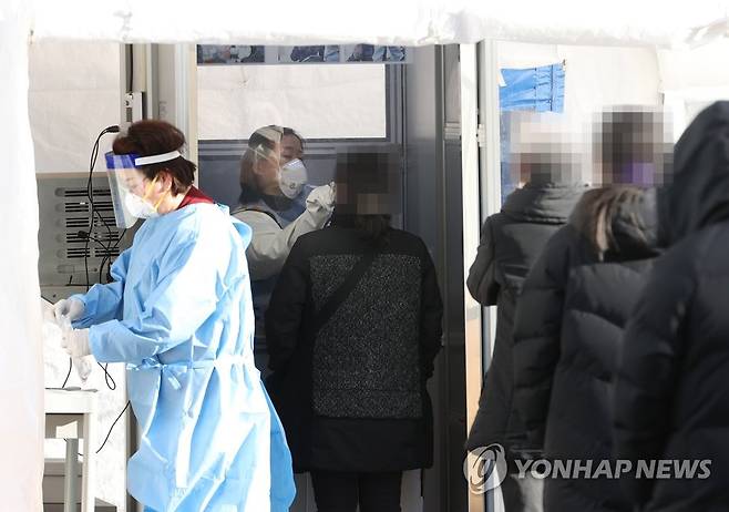 검체 채취하는 의료진 (서울=연합뉴스) 이지은 기자 = 지난 8일 오전 서울 중구 국립중앙의료원에 마련된 해외출국선별진료소에서 의료진이 검체를 채취하고 있다. jieunlee@yna.co.kr