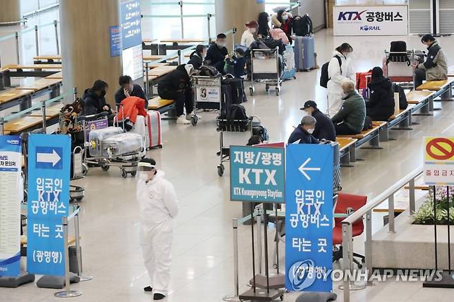 '버스는 언제 오려나?' (영종도=연합뉴스) 김도훈 기자 = 지난 8일 오후 인천국제공항 제1터미널 입국장에서 해외입국자들이 KTX역으로 향하는 특별수송버스를 기다리고 있다. superdoo82@yna.co.kr
