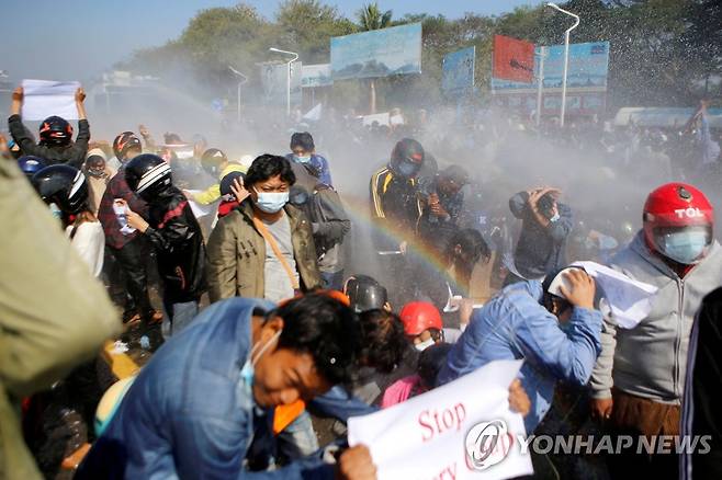 경찰 물대포 맞는 미얀마 쿠데타 항의 시위대 (네피도 로이터=연합뉴스) 미얀마 수도 네피도 거리에서 9일(현지시간) 군부 쿠데타에 항의하고 구금된 아웅산 수치 국가 고문의 석방을 요구하는 시위대가 경찰의 물대포를 맞고 있다. 네피도에서 경찰이 시위대를 향해 물대포를 쏜 것은 전날에 이어 이틀째다. [재판매 및 DB 금지] leekm@yna.co.kr