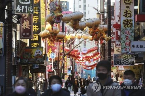 (요코하마 AP=연합뉴스) 9일 일본 가나가와현 요코하마에서 시민들이 마스크를 착용한 채 차이나타운 거리를 걸어가고 있다.