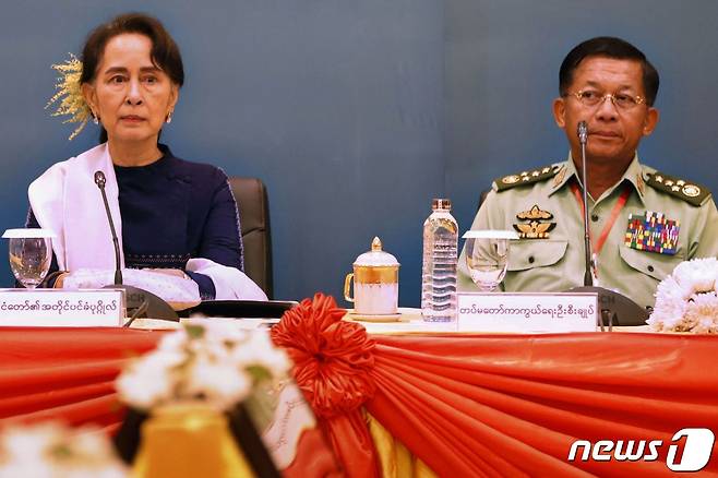 아웅산 수치 미얀마 국가고문(왼쪽)과 민 아웅 흘라잉 미얀마 국방군 총사령관. © AFP=뉴스1