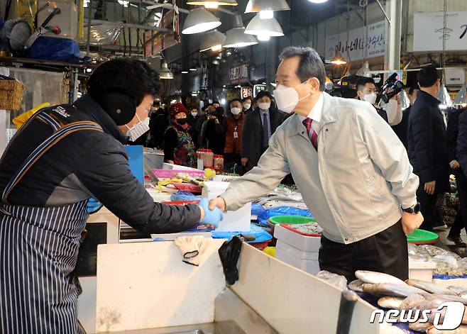 명절을 하루 앞둔 10일 오후 정세균 국무총리가 광주 서구 양동시장을 방문해 코로나19로 어려움을 겪는 상인에게 안부를 묻고 있다.2021.2.10/뉴스1 © News1 허단비 기자