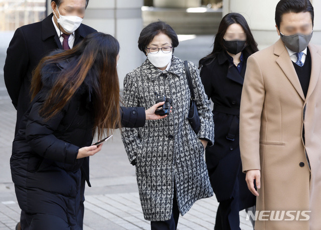 [서울=뉴시스]고승민 기자 = 김은경 전 환경부 장관이 9일 '환경부 블랙리스트' 관여 혐의 1심 선고를 받기 위해 서울중앙지방법원으로 향하고 있다. 2021.02.09. kkssmm99@newsis.com