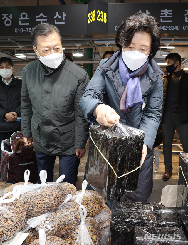 [인천=뉴시스]박영태 기자 = 문재인 대통령과 부인 김정숙 여사가 10일 오전 인천시 남동구 소래포구 전통어시장을 방문, 상점에서 김을 구입하고 있다. 2021.02.10. since1999@newsis.com