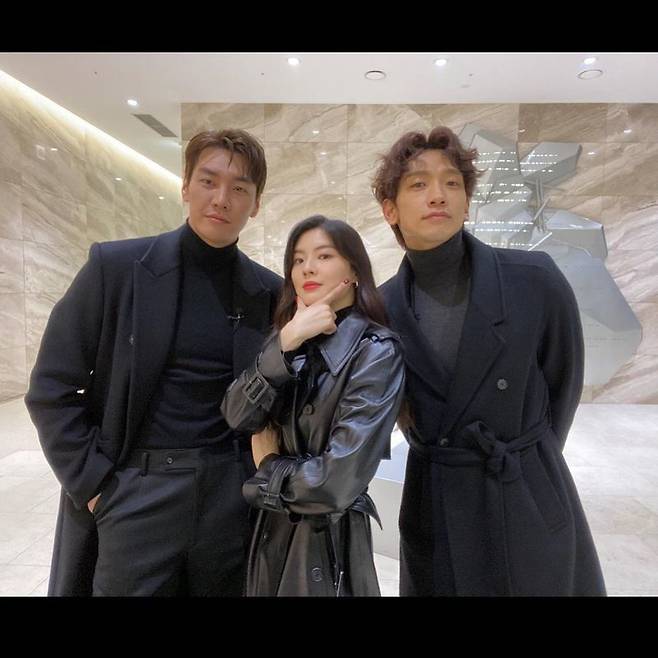 Singer and Actor Rain released a photo with Actors Kim Young Kwang and Lee Sun Bin.On February 10, Rain posted a picture on his instagram with an article entitled Mission Passable 02.17 Opening # Lee Sun Bin # Kim Young Kwang # Seasonal Biseason 02.18.In the photo, Rain boasted a unique visual with a model-like force alongside Kim Young-kwang and Lee Sun-bin.The three all-black look created an extraordinary aura and chic atmosphere.Meanwhile, Kim Young-kwang and Lee Sun-bin will appear in the movie Mission Passable, which will be released on February 17th.Rain released Lets Change With Me on December 31, and presented a previous-class collaboration with Park Jin-young.Rain is appearing in the studio Lulula web entertainment season season.