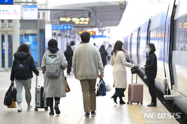 [서울=뉴시스]박민석 기자 = 설 연휴를 하루 앞둔 10일 오전 서울 용산구 서울역에서 귀성객들이 열차에 탑승하기 위해 이동하고 있다. 2021.02.10. mspark@newsis.com