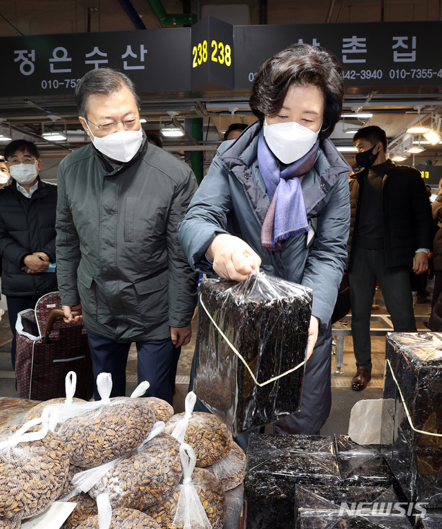 [인천=뉴시스]박영태 기자 = 문재인 대통령과 부인 김정숙 여사가 10일 오전 인천시 남동구 소래포구 전통어시장을 방문, 점포에서 김을 구매하고 있다. 2021.02.10. since1999@newsis.com