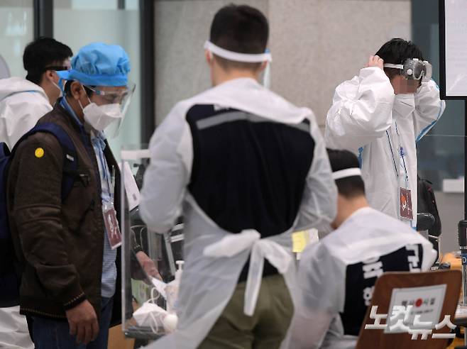 인천국제공항에서 방역복을 입은 외국인들이 입국장을 나서고 있다 이한형 기자