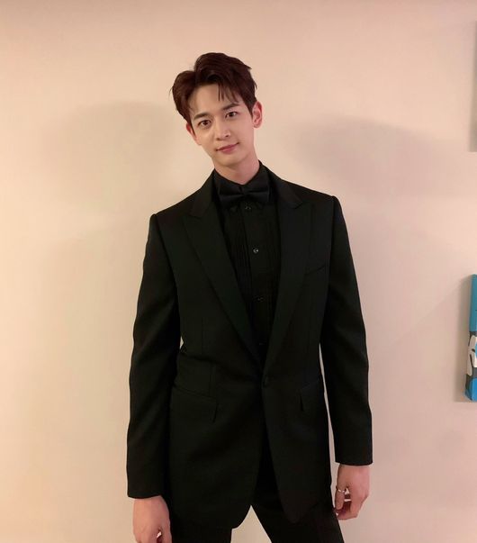 Group SHINee Minho was impressed with a huge suit fit.On the official Twitter page of 9th day SHINee, the article and photos of The 41st Blue Dragon Film Award were posted.The main character of the photo is Minho, who was the winner of the 41st Blue Dragon Film Awards held on the day before he took the stage.Minho turned the waiting room into a runway, showing off a model-like fit with a black suit, a small face that made Minhos ratio shine even more, and fans once again fell in love with Minhos suit fit.On the other hand, Minho appeared as Oh Dong-sik in Kakao TVs Love Law for Urban Men and Women, and will also appear on SBSs Jungle Law, which will be broadcast on the 20th.