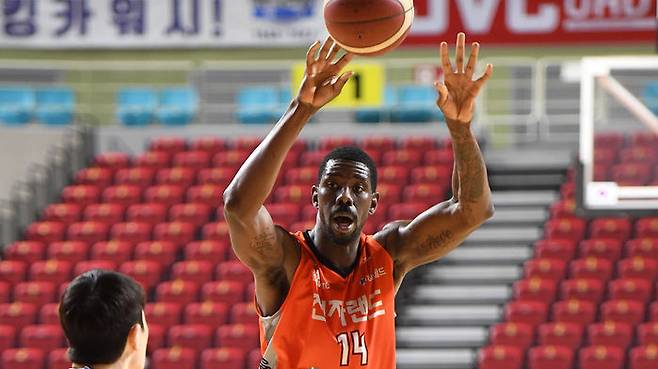 전자랜드의 헨리 심스