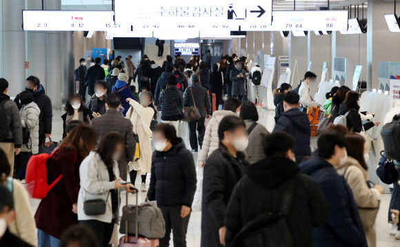 김포공항 국내선 청사는 여행객들로 북새통 - 설 연휴를 하루 앞둔 10일 오전 서울 강서구 김포공항 국내선 청사가 여행객들로 붐비고 있다. 2021.2.10 연합뉴스