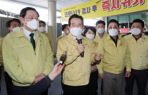 정세균 국무총리가 10일 오후 코로나19 선별진료소 현장점검으로 광주광역시 서구보건소를 방문해 당부의 말을 전하고 있다. /연합뉴스