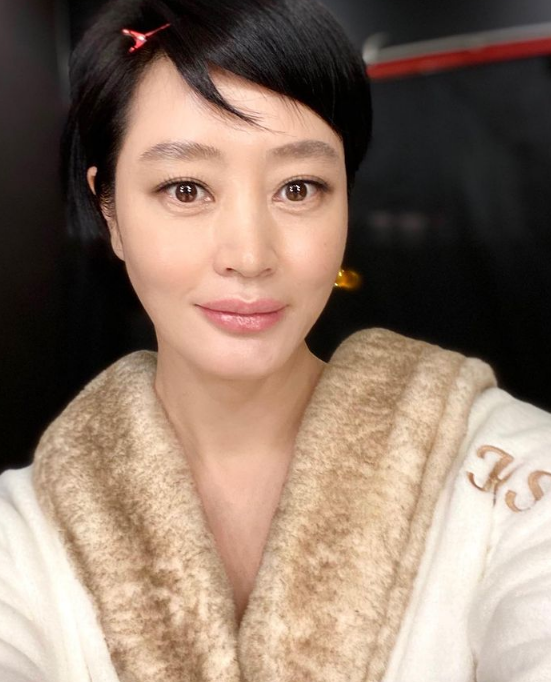 Actor Kim Hye-soo showed off his perfect Beautiful looks.Kim Hye-soo posted a picture on his 10th day with the phrase 0209 on his instagram.The photo shows Kim Hye-soo, who is making up for the 41st Blue Dragon Film Awards MC held on the 9th, to play this year. Kim Hye-soo is wearing a Hair gown with a Hair tong.Although he is still less Hair-set and makeup, he already shows off his perfect Beautiful looks, especially his white and elastic skin like glutinous rice cake and clear eyes like lakes, which make the netizens admire.The netizens responded, I watched the Blue Dragon movie yesterday, and MC is also a god Hye-soo, It is a genius in progress, The Goddess of Blue Dragon and Sezel Ye Kim Hye-soo.Kim Hye-soo was selected as MC at the 14th Blue Dragon Film Awards in 1993, and he has been in this position every year except 1998. This year, he has also performed the 27th Blue Dragon Film Award MC.Photo  Kim Hye-soo SNS