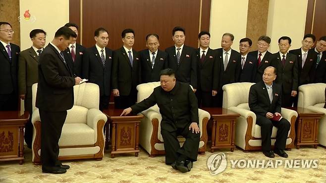 내각 간부들과 기념사진 찍는 김정은 (서울=연합뉴스) 김정은 북한 국무위원장이 지난 18일 새로 선출된 내각 간부들과 기념 촬영을 했다고 조선중앙TV가 19일 보도했다. 김 위원장이 탁자 위를 손가락으로 짚어 보이고 있다. [조선중앙TV 화면] 2021.1.19       [국내에서만 사용가능. 재배포 금지. For Use Only in the Republic of Korea. No Redistribution] nkphoto@yna.co.kr