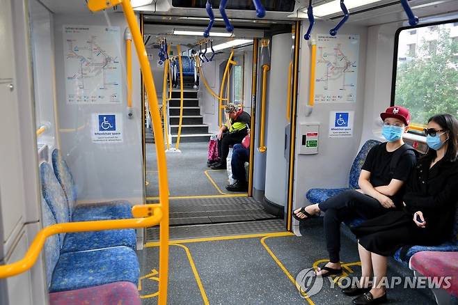 호주 시드니에서 얼굴 마스크를 쓴 채 대중교통을 이용하는 승객들 EPA/DAN HIMBRECHTS AUSTRALIA AND NEW ZEALAND OUT