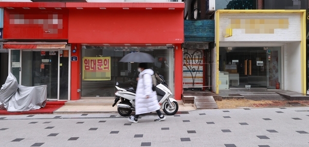 지난달 26일 서울 서대문구 대현동 이화여대 인근 상점 거리에 폐업으로 임대 안내문을 부착한 점포들이 줄지어 있다./연합뉴스