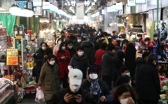 민족대명절 설 연휴를 앞둔 7일 오후 서울 마포구 망원시장이 제수용품을 구매하기 위한 시민들로 붐비고 있다. 뉴스1