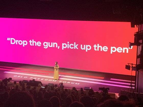 2019년 뉴욕에서 열린 오슬로 자유포럼에서 파툰 아단이 소말리아의 소년병 문제를 발표하고 있다. 그는 소년병에게 ″총을 버리고 펜을 집어라(Drop the Gun Pick up the Pen)″고 외쳤다.