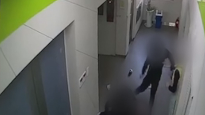 여중생이 40대 정신질환자에게 폭행당하는 CCTV 장면