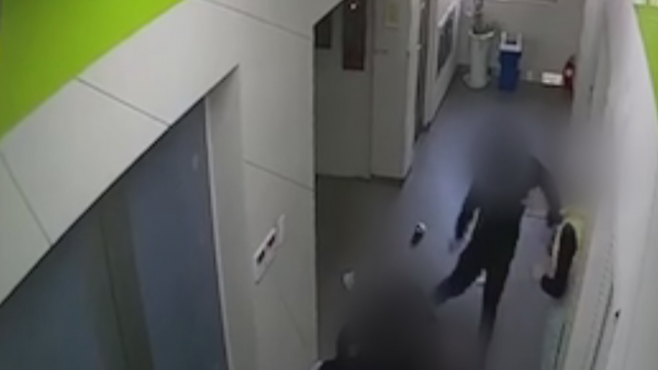 여중생이 40대 정신질환자에게 폭행당하는 CCTV 장면