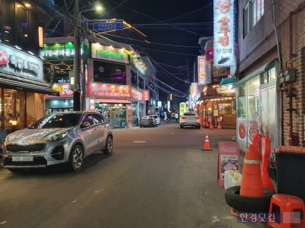 10일 오후 8시 경기도 평택역 인근 번화가의 모습. 골목 곳곳이 비어있다. 사람들의  지난 8일부터 비수도권에 한해 영업시간 제한이 오후 9시에서 10시로 연장되면서, 수도권에서 비수도권으로 사람이 빠져나가는 현상이 나타나고 있다. 사진=김수현 한경닷컴 기자