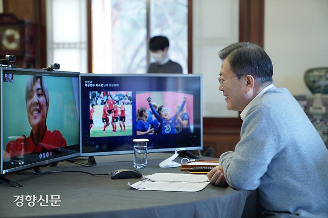 문재인 대통령이 11일 설 연휴를 맞아 청와대 관저에서 축구 국가대표 지소연 선수와 영상통화를 하고 있다. 청와대 제공