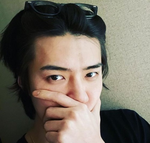 EXO Sehun bragged about her sleek beautySehun posted an article and a photo on his instagram on the afternoon of the 11th.Inside the picture is his warm selfie.Sehun, who had long hair back, showed off his sleek selfie by giving him points with a sunglass.He showed off his handsomeness, which he could not hide even though he covered his nose and mouth.Sehun, meanwhile, appears in the movie Pirate 2: The Goblin Flag.