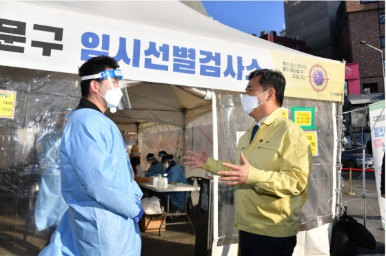 서정협 서울시장 권한대행(오른쪽)이 지난 9일 신촌기차역 임시선별검사소를 방문해 의료진 및 직원을 격려하고 운영현황을 점검했다./사진제공=서울시