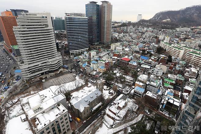 공공 주도로 추진하는 서울역 인근 쪽방촌 개발을 놓고 토지주 반발이 본격화하면서 2·4 대책의 도심 공공개발 계획이 시작 단계부터 차질을 빚는 것 아니냐는 우려가 나온다. 사진은 서울역 쪽방촌 정비방안 계획부지 전경. [헤럴드경제DB]