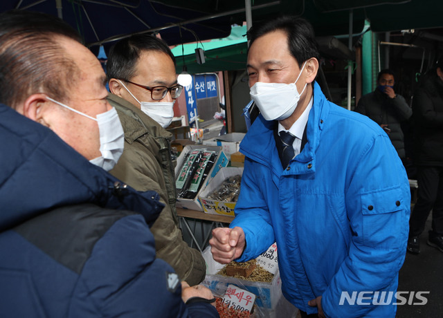 [서울=뉴시스]국회사진기자단 = 서울시장 보궐선거에 출마한 더불어민주당 우상호 예비후보가 설 연휴를 하루 앞둔 10일 오후 서울 은평구 대림시장  방문해  인사하고 있다. 2021.02.10. photo@newsis.com