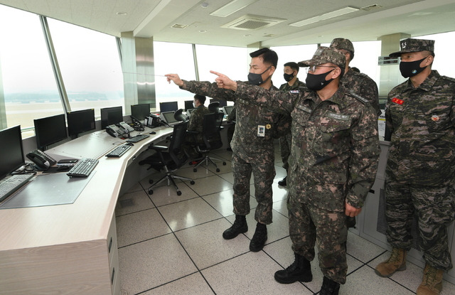 [서울=뉴시스] 부석종 해군참모총장이 관제탑에서 보고받고 있다. 2021.02.11. (사진=해군 제공) *재판매 및 DB 금지