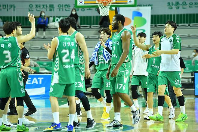 시즌 첫 4연승을 달린 DB. KBL 제공