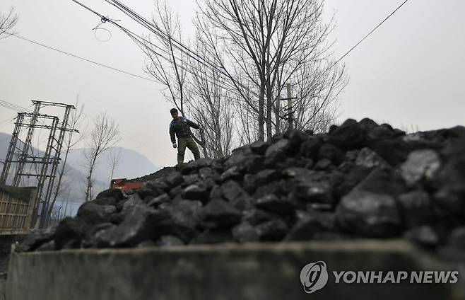 중국 석탄 광산에서 채굴된 석탄 [EPA=연합뉴스 자료사진]